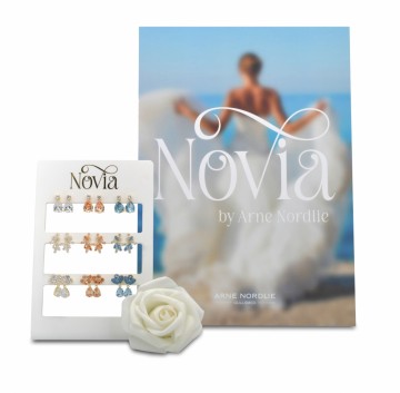 68742-99 - Novia - 9 par ørepynt på display, med plakat og hvit rose